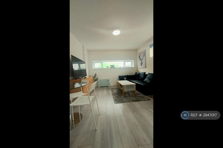 Flat Edgwarebury Gardens in Greater London