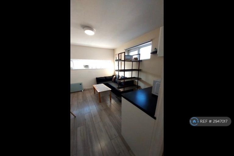 Flat Edgwarebury Gardens in Greater London