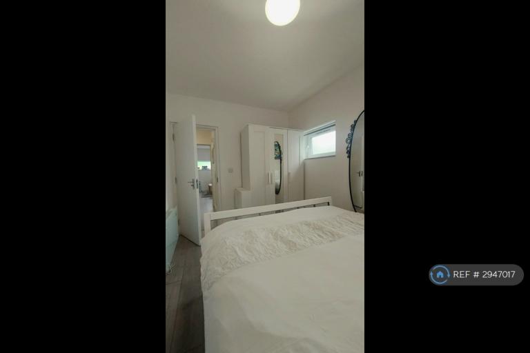 Flat Edgwarebury Gardens in Greater London