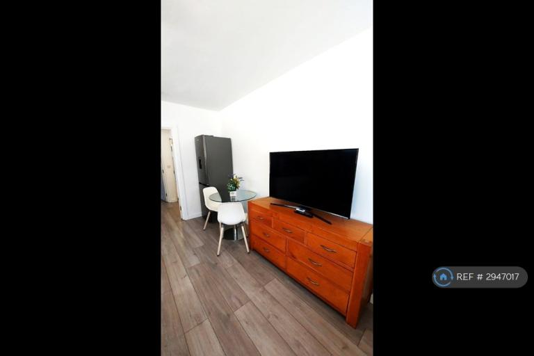 Flat Edgwarebury Gardens in Greater London