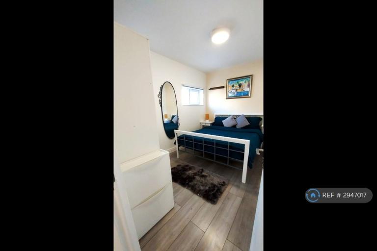 Flat Edgwarebury Gardens in Greater London