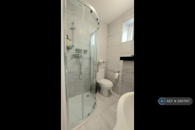 Flat Edgwarebury Gardens in Greater London