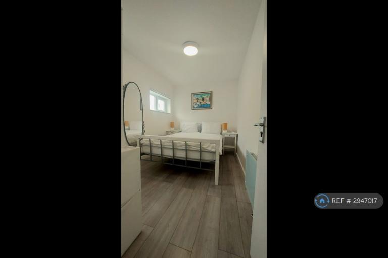 Flat Edgwarebury Gardens in Greater London