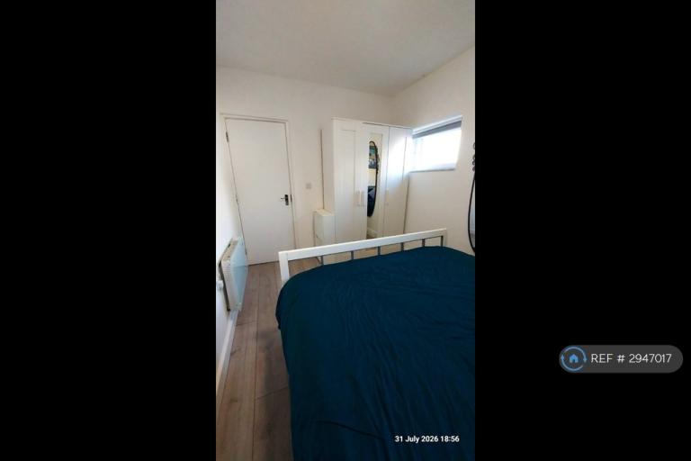 Flat Edgwarebury Gardens in Greater London