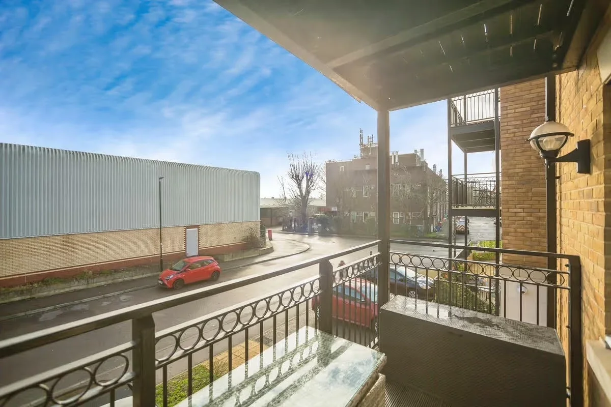 Flat Slade Green Road in Greater London