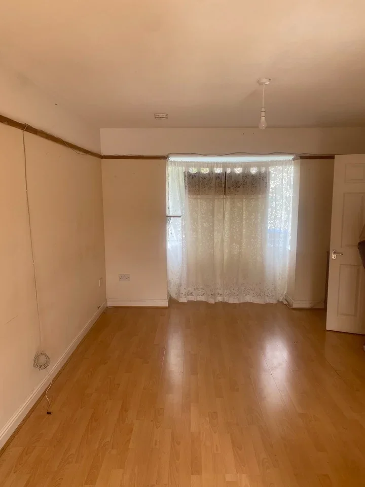 House Kingsholm Gardens in Greater London