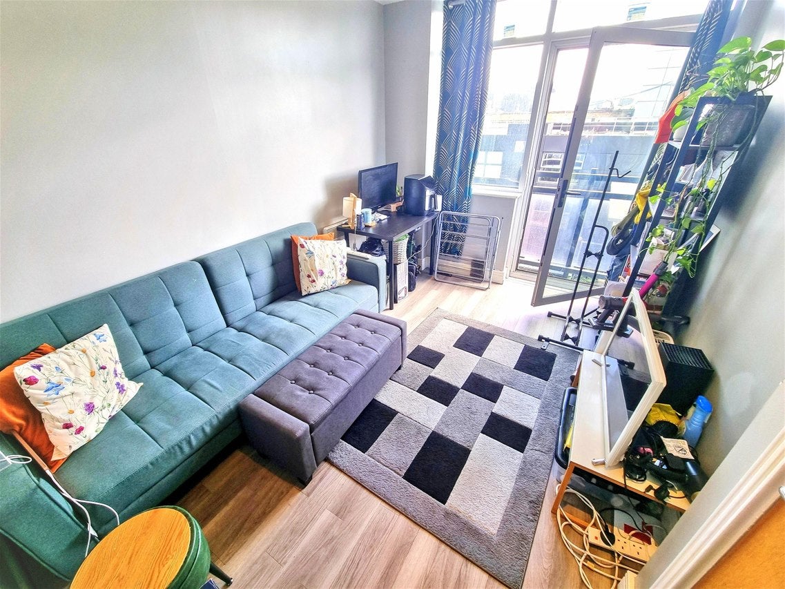 Flat Gerry Raffles Square in Greater London