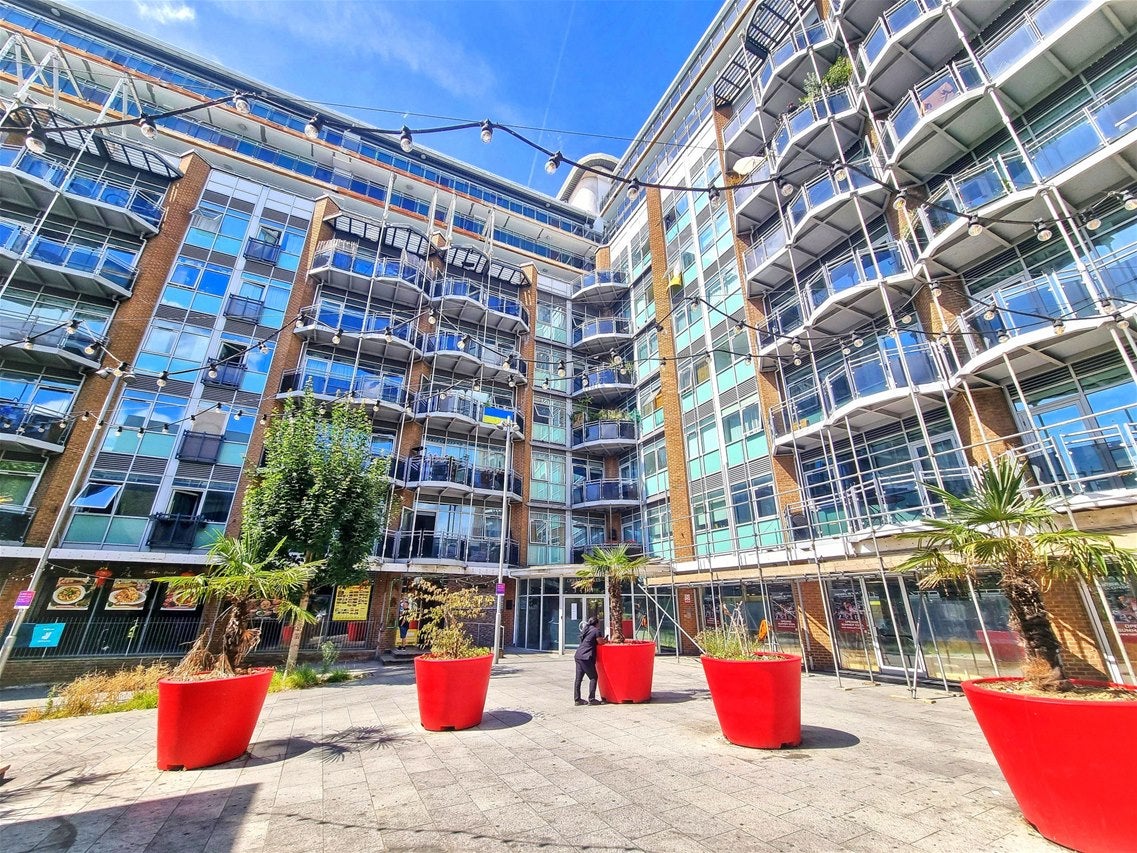 Flat Gerry Raffles Square in Greater London