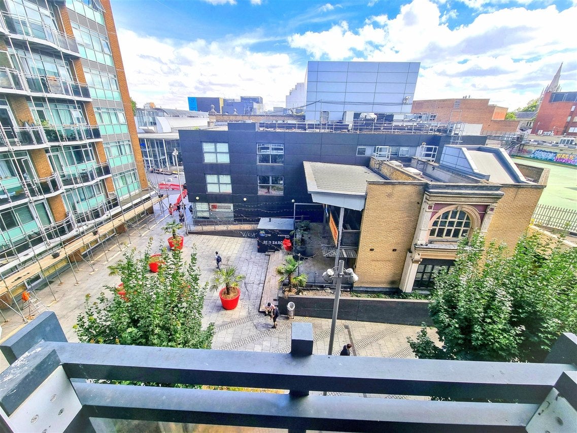 Flat Gerry Raffles Square in Greater London