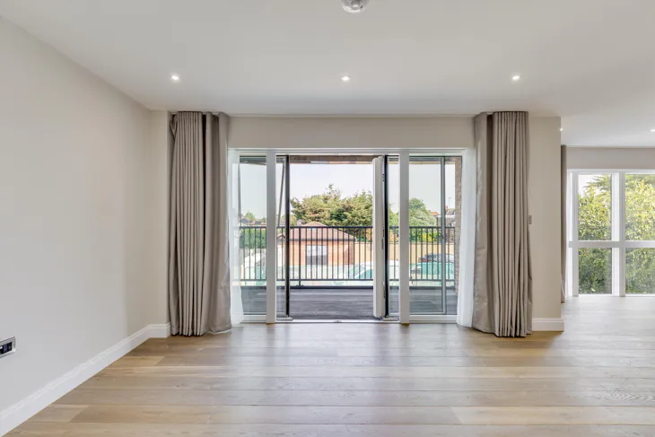 Flat Elsinore Gardens in Greater London