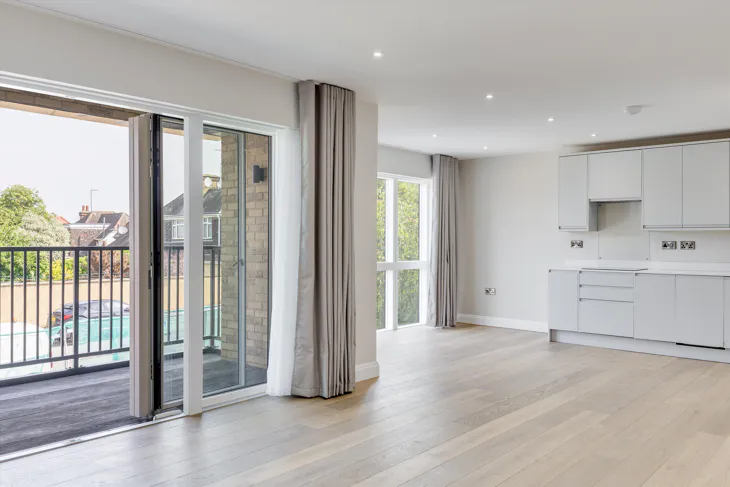 Flat Elsinore Gardens in Greater London