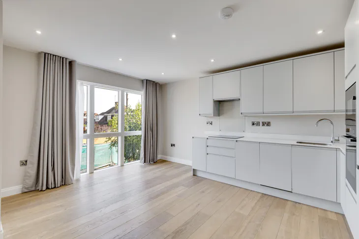 Flat Elsinore Gardens in Greater London