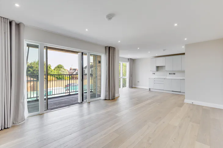 Flat Elsinore Gardens in Greater London