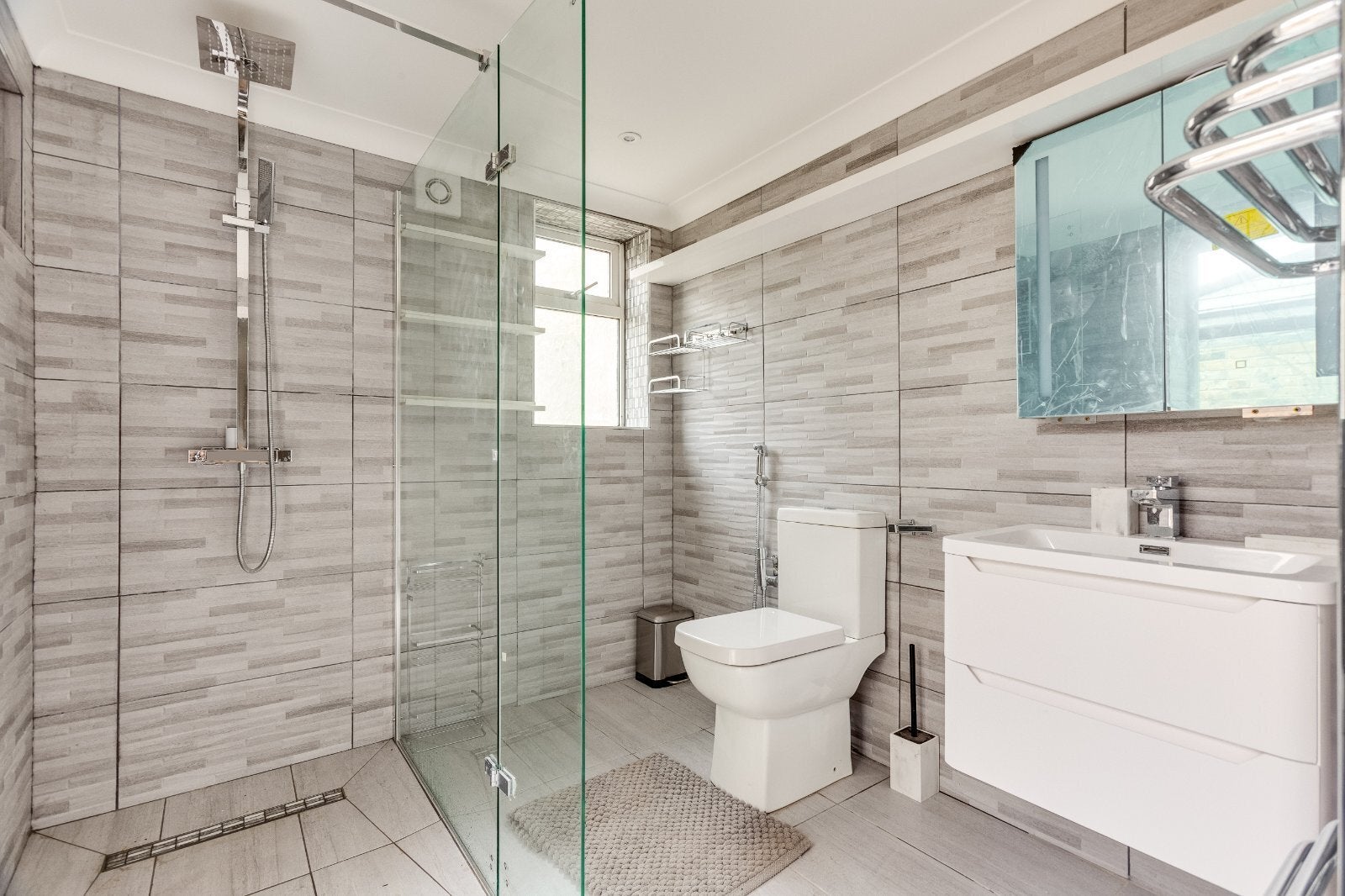 Flat Kelmscott Road in Greater London