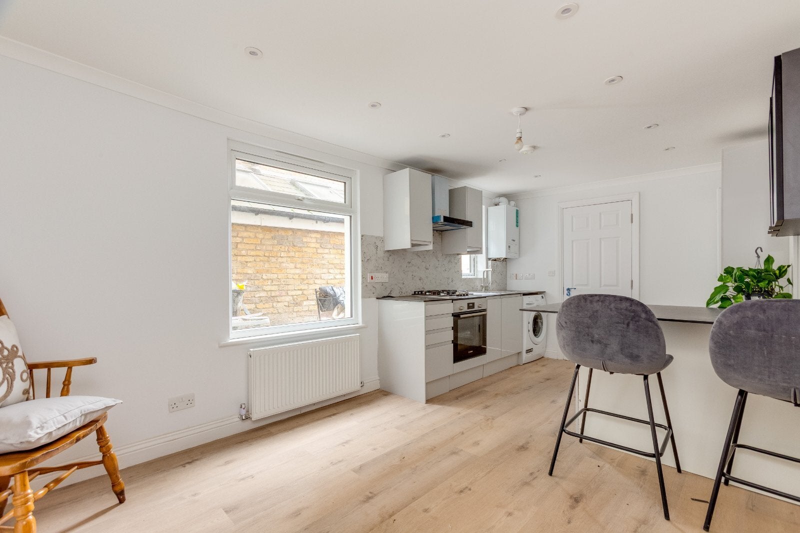 Flat Kelmscott Road in Greater London