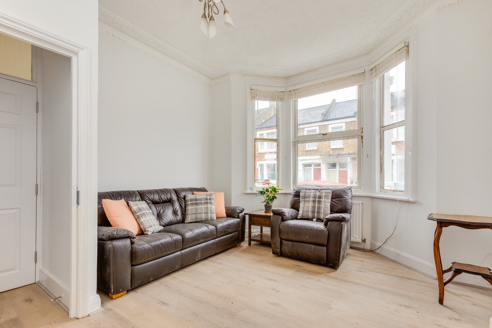Flat Kelmscott Road in Greater London