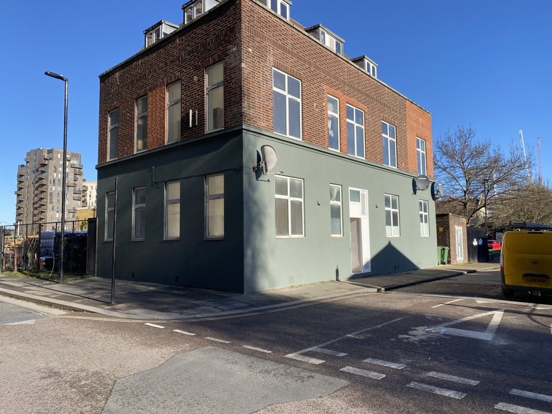 Flat Rathbone Street in Greater London
