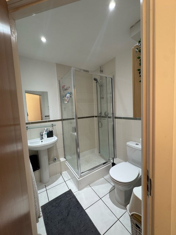 Flat Hayes Grove in Greater London
