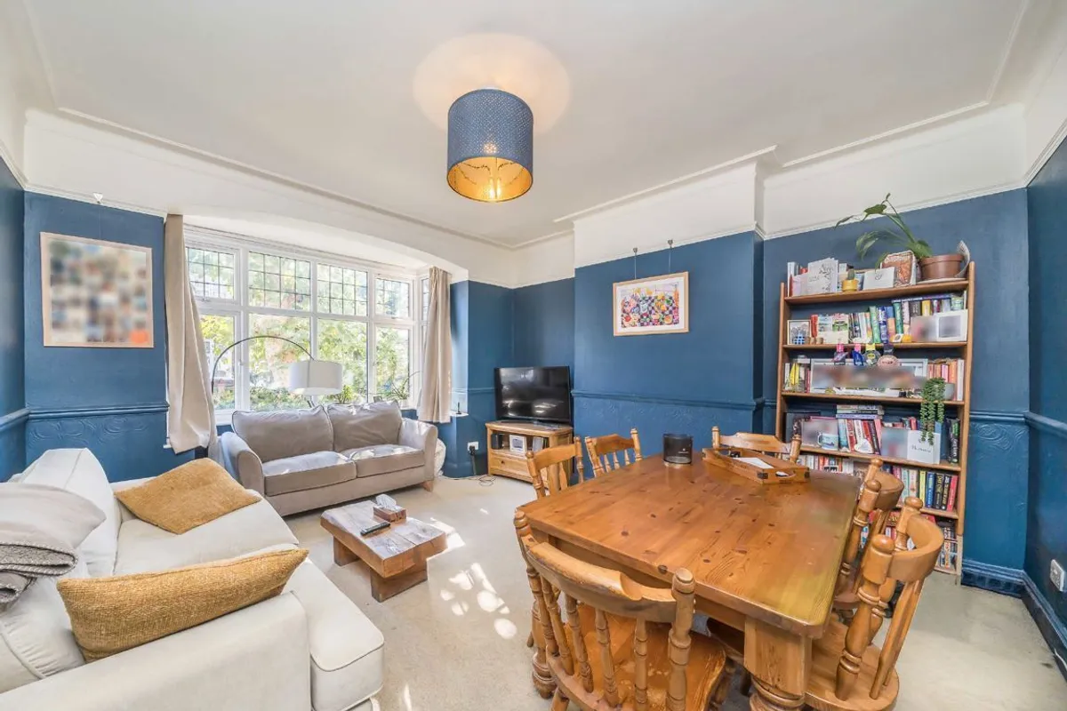 Flat Compton Road in Greater London