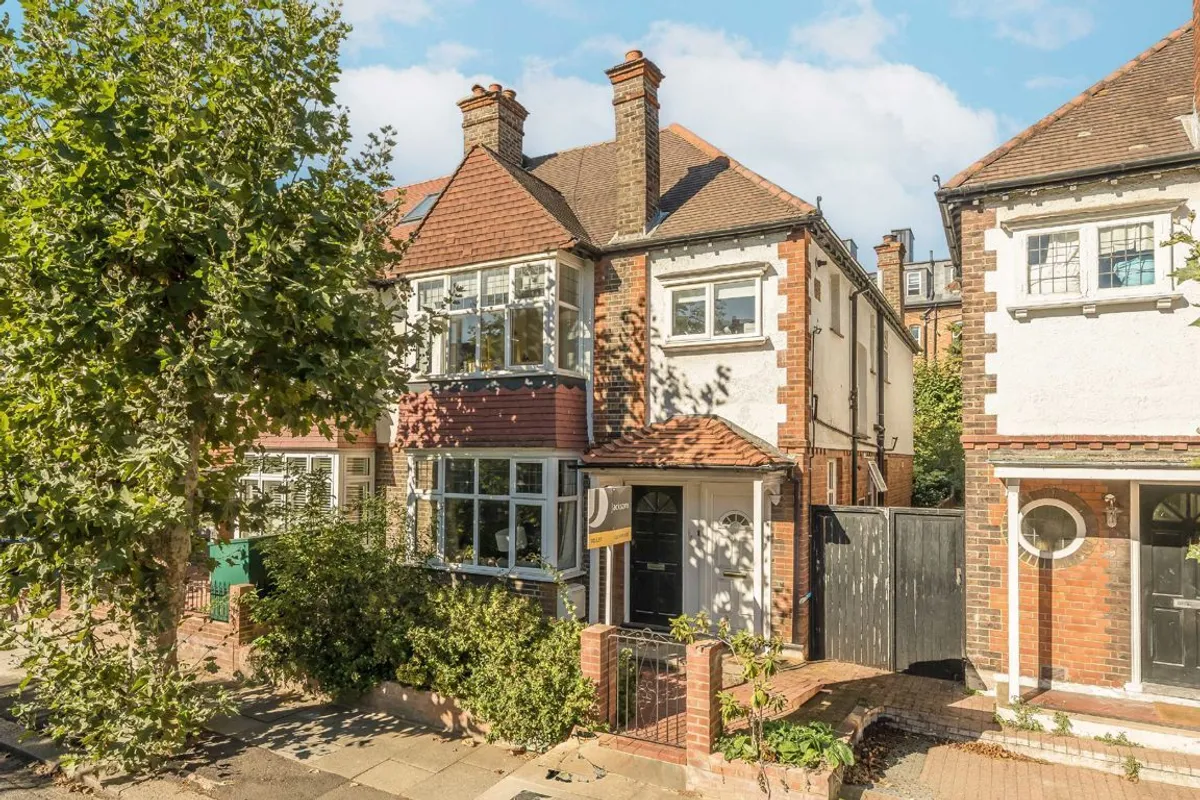 Flat Compton Road in Greater London