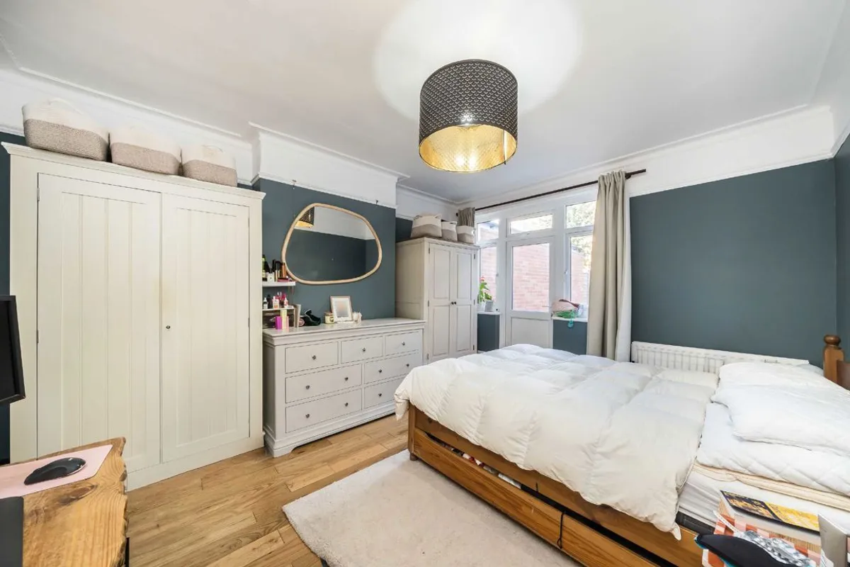 Flat Compton Road in Greater London