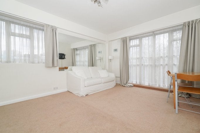 Flat Courtfield Gardens in Greater London