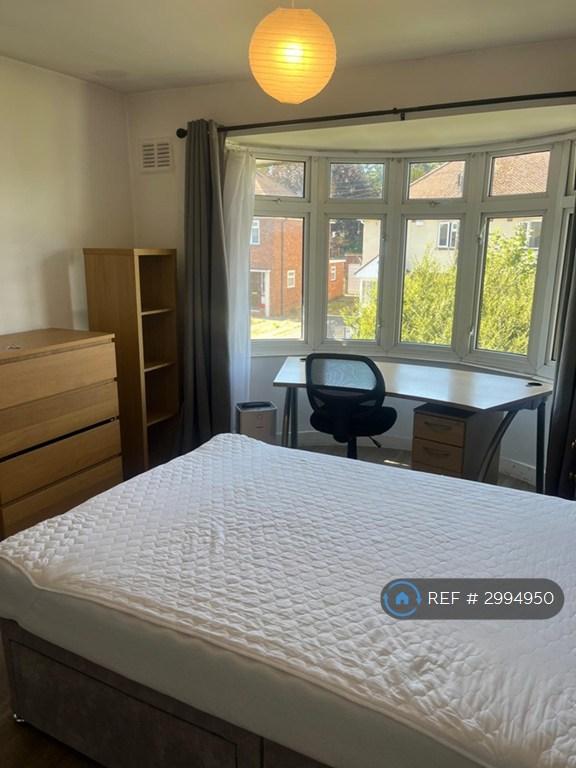 Room Spring Avenue in Borough of Runnymede