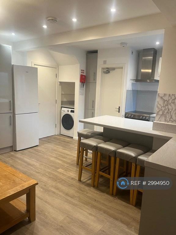 Room Spring Avenue in Borough of Runnymede