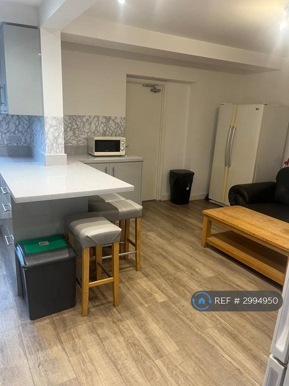 Room Spring Avenue in Borough of Runnymede