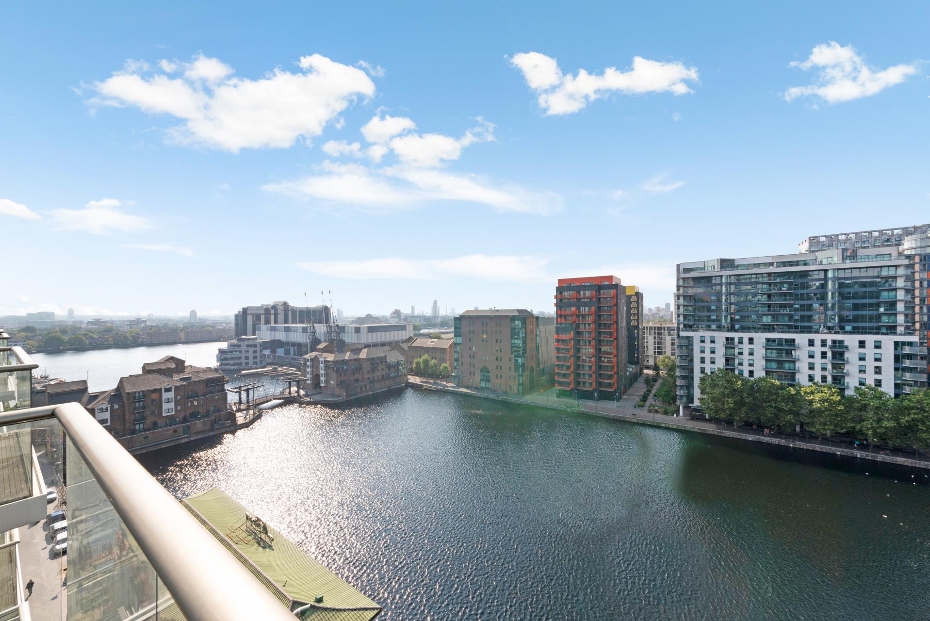 Flat Oakland Quay in Greater London