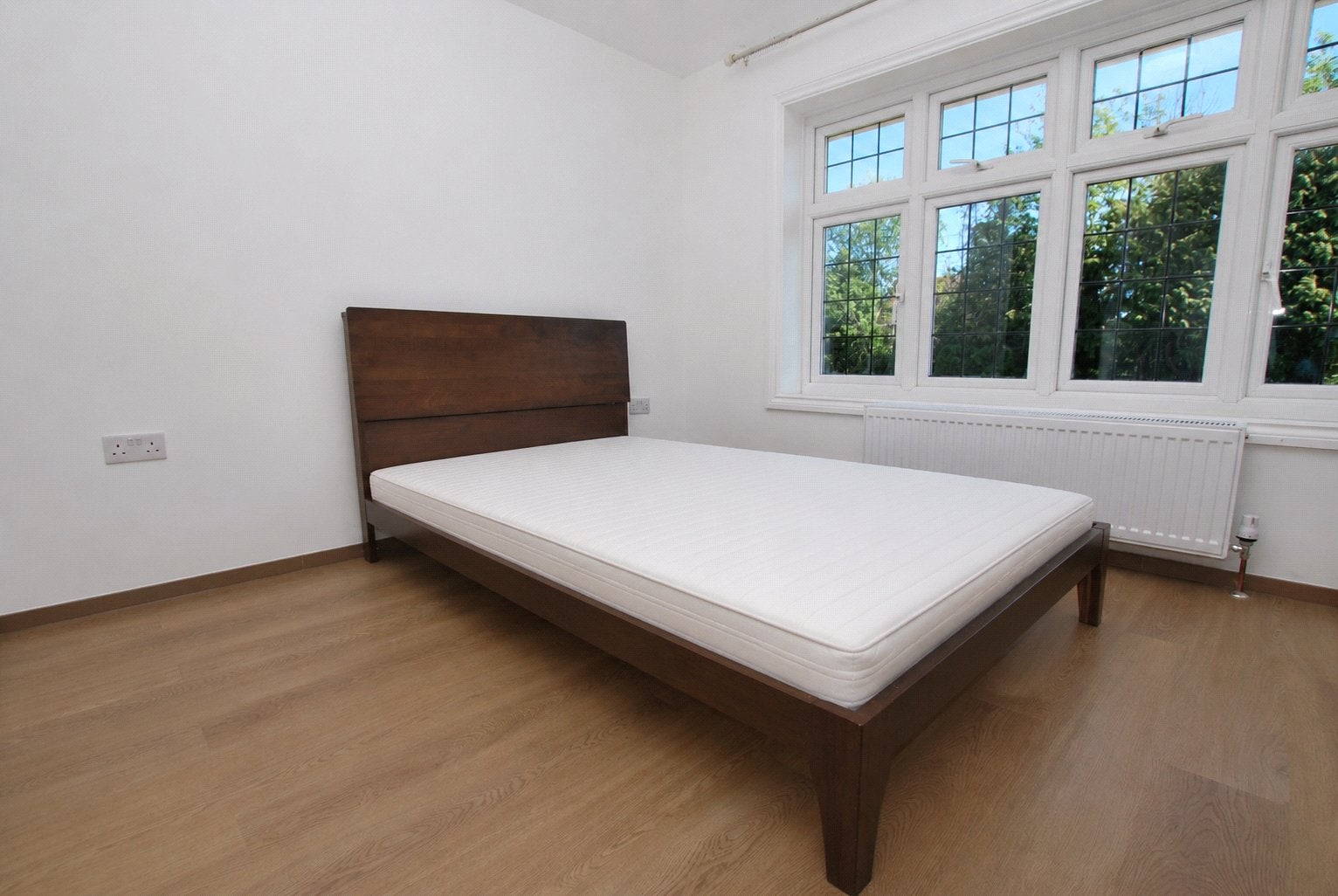 Room Queen Eleanor's Road in Guildford