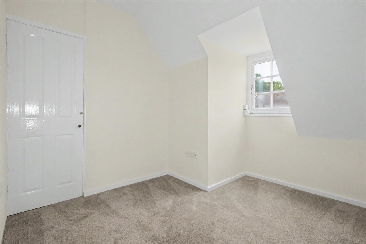 Flat Octagon Road in Walton on Thames