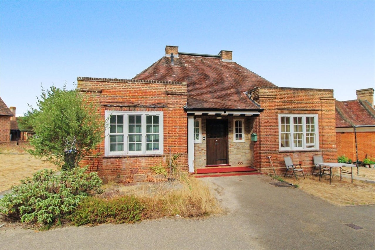 Flat Octagon Road in Walton on Thames