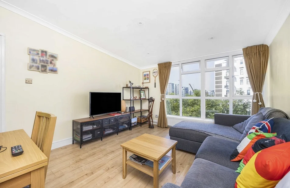 Flat Carnwath Road in Greater London