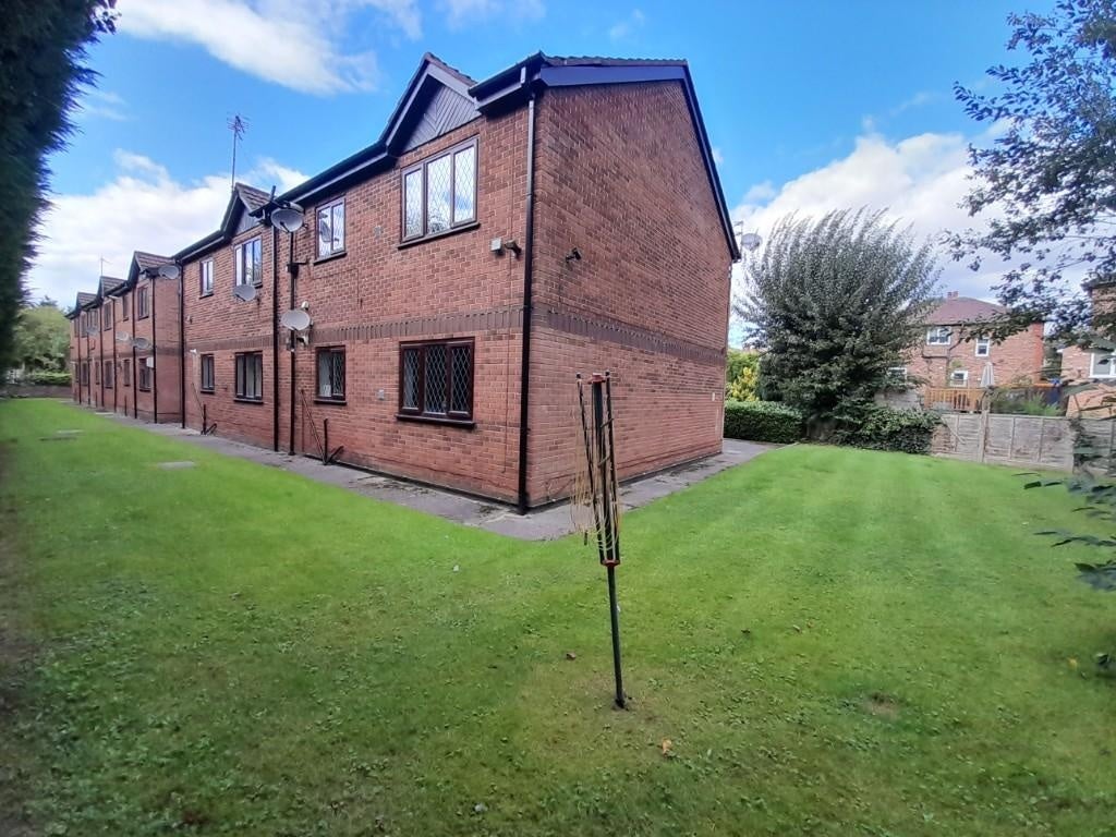 Flat Naples Road in Cheadle