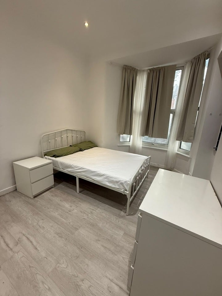 Room Barking Road in Greater London