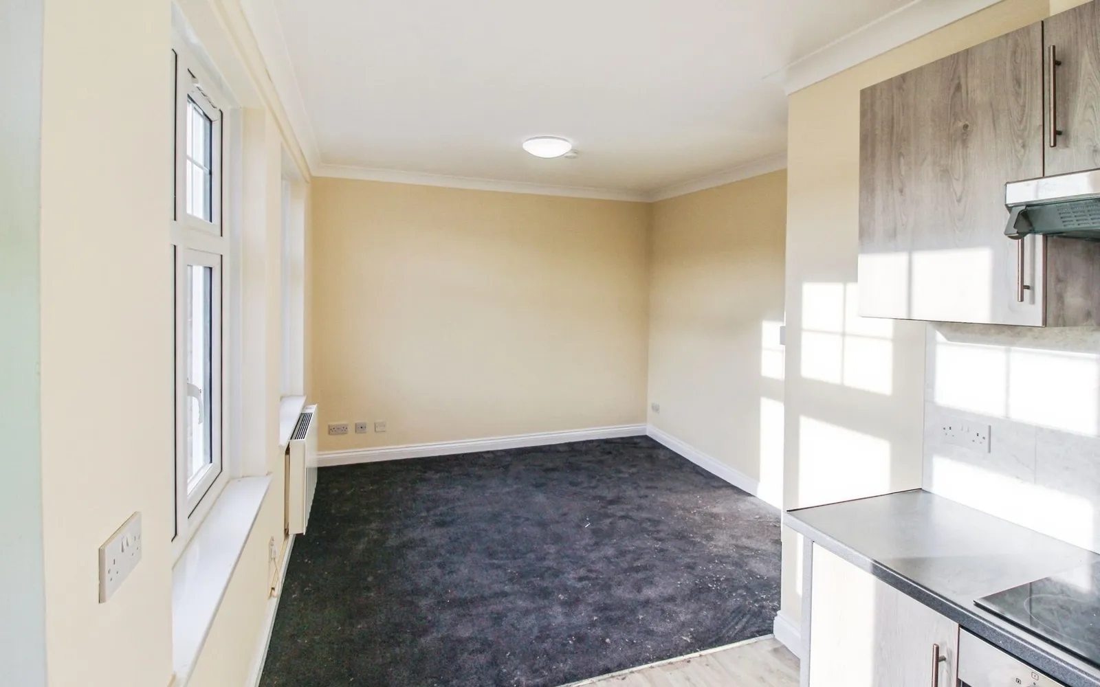 Flat Kenton Road in Greater London