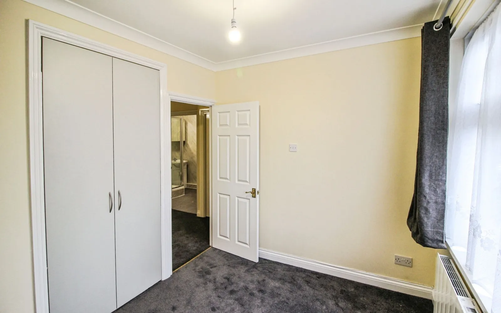 Flat Kenton Road in Greater London