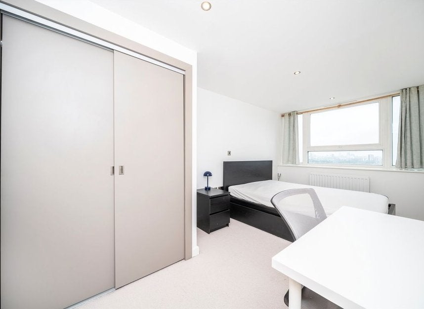 Flat Rainhill Way in Greater London