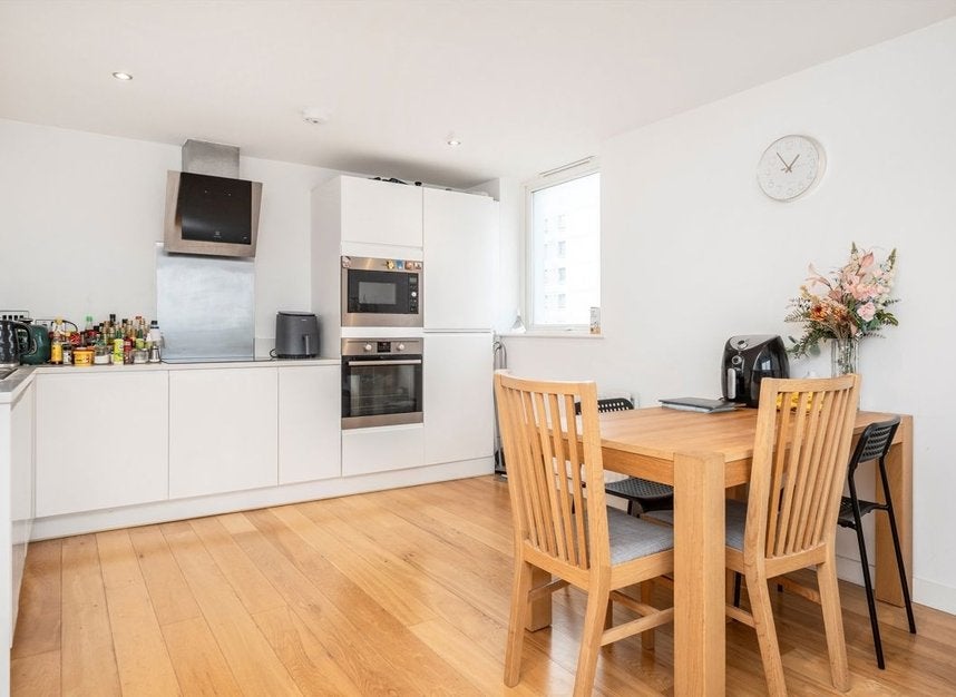Flat Rainhill Way in Greater London