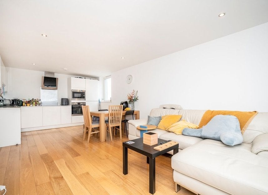 Flat Rainhill Way in Greater London