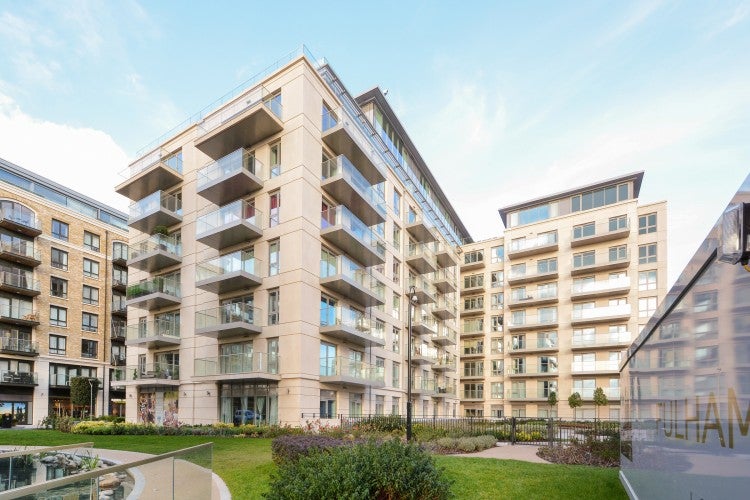 Flat Queen Caroline Street in Greater London