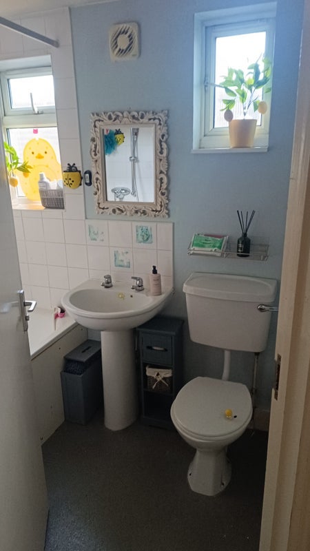 Room Hazel Road in Greater London