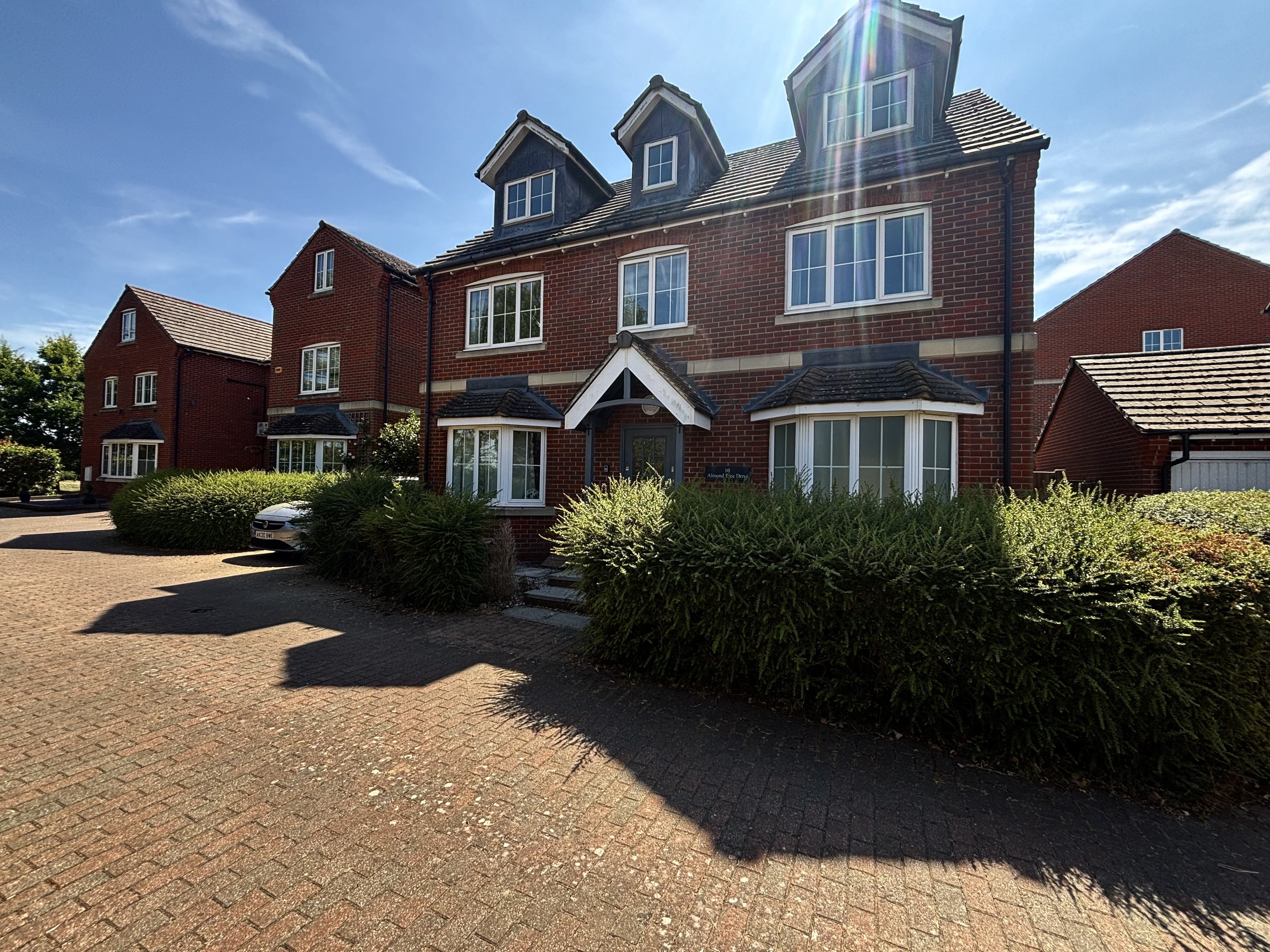 Flat Almond Tree Drive in Weston Turville