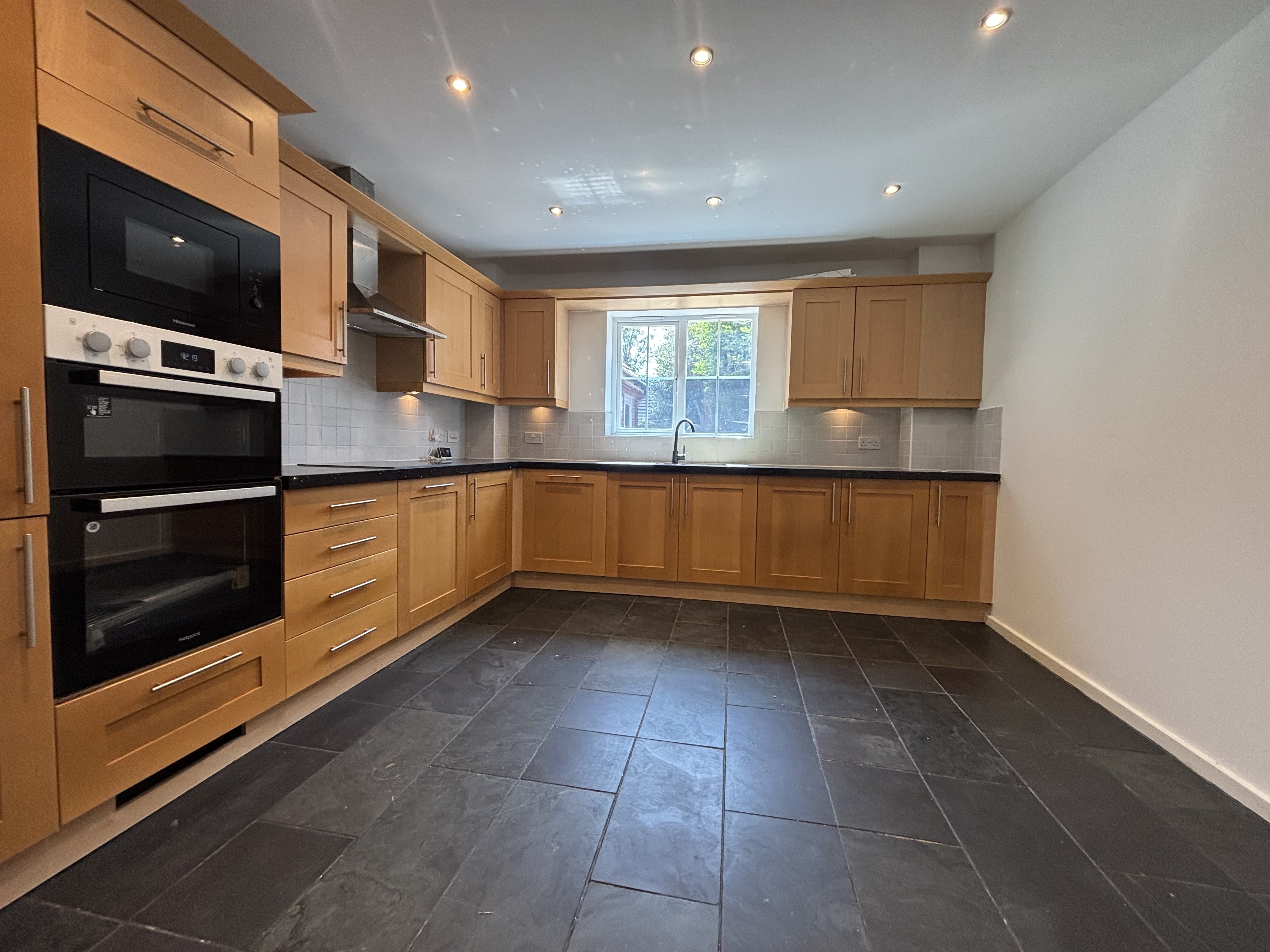Flat Almond Tree Drive in Weston Turville