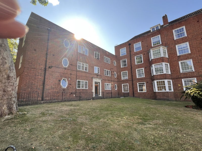 Flat Barrow Hill Road in City of Westminster