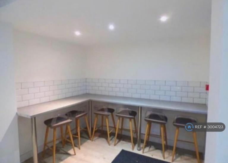 Room Hyde Road in Tameside