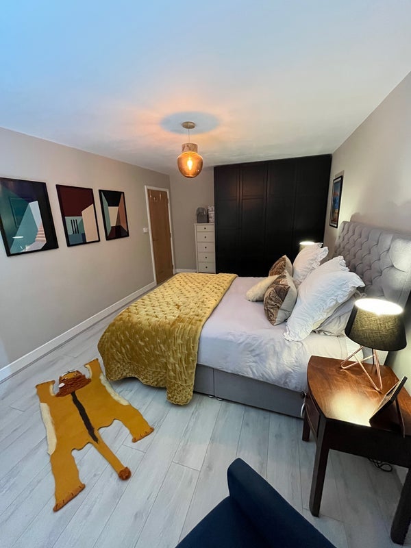 Flat Freda Street in Greater London
