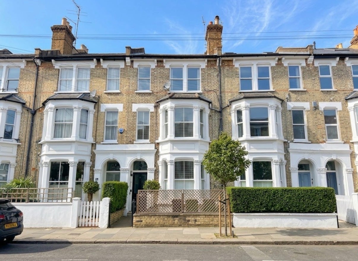 Flat Percy Road in Greater London
