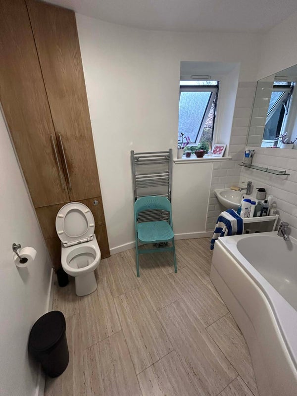 Room Albert Drive in Glasgow